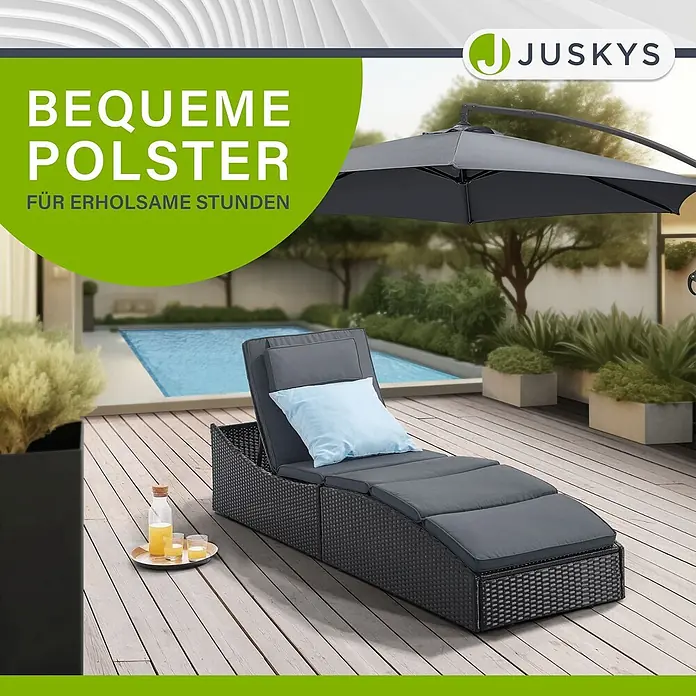 Juskys Gartenliege Lamia - B x T: 60 x 200 cm, Schwarz, Kunststoff, Rückenlehne verstellbar - Dunkelgraue Rattan-Sonnenliege mit bequemen Polstern und hellem Kissen auf Holzdeck am Pool unter Schirm.