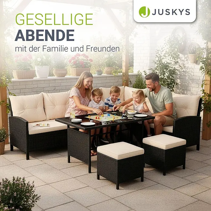 Juskys Loungemöbel-Set Manacor - 5 -tlg., Gestell: Stahl, pulverbeschichtet; Geflecht: Polyrattan; Tischplatten: Sicherheitsglas; Sitzkissen: 100 % Schaumstoff; Bezüge: 100 % Polyester; Abdeckung: 420D Oxford-Gewebe (100 g/m²), PU-Beschichtung, Creme - Schwarze Rattan-Gartenloungegarnitur mit beigefarbenen Kissen, bestehend aus Sofa, Sesseln und Tisch, von einer Familie beim Brettspiel auf der Terrasse genutzt.