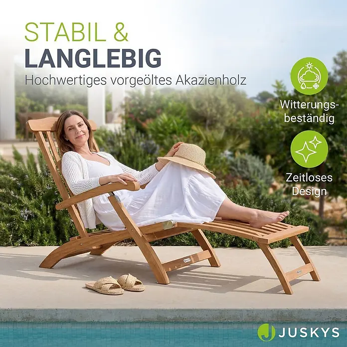 Juskys Gartenliege Evia - B x T: 54 x 196 cm, Natur, Holz, Klappbar - Vorgeölte Akazienholz-Sonnenliege, auf der eine Frau im Freien entspannt.