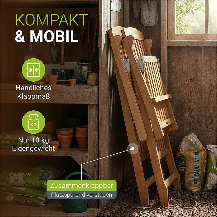 Juskys Gartenliege Evia - B x T: 54 x 196 cm, Natur, Holz, Klappbar - Ein hellbrauner Holzklappstuhl ist zusammengeklappt an einer Holzwand angelehnt, was seine kompakte Lagerung und Portabilität hervorhebt.
