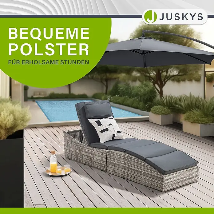 Juskys Gartenliege Lamia - B x T: 60 x 200 cm, Grau, Kunststoff, Rückenlehne verstellbar - Graue Polyrattan-Sonnenliege mit dunklen Polstern auf Holzterrasse am Pool, unter grauem Schirm, bereit zur Entspannung.