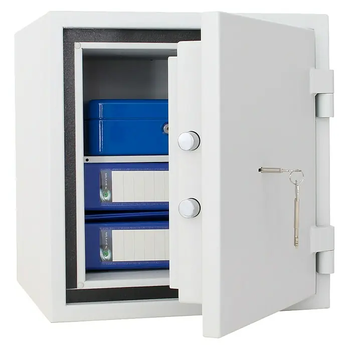Rottner Feuerschutztresor Fire Safe - 45 x 44 x 46 cm, Doppelbart-Hochsicherheitsschloss - Weißer Tresor mit geöffneter Tür, gefüllt mit blauen Ordnern und einer Geldkassette. Sichere Aufbewahrung wichtiger Dokumente.