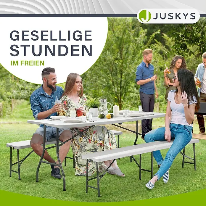 Juskys Gartenbank Bierzeltgarnitur - B x T x H: 70 x 180 x 74 cm, Weiß - Weißer Klapptisch und zwei Bänke, von Freunden bei einem Treffen genutzt.