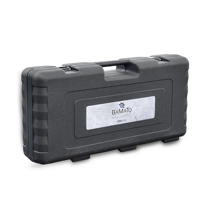 Bamato Abbruchhammer STH-195 inkl. 7-tlg. Zubehörset - 1.700 W, 50 J, SDS-Hex-Aufnahme - Dunkelgrauer, strukturierter Kunststoffkoffer mit Griff und Verschlüssen, versehen mit einem weißen Markenetikett.
