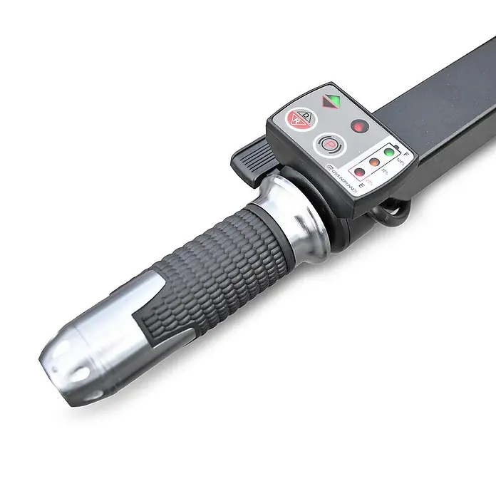 Bamato Akku-Schubkarre MTR-150 - 500 W, Traglast: 150 kg - Schwarzer und silberner Lenkergriff mit integriertem Bedienfeld für Vor-/Rückwärtsfahrt, Parktaste und Batteriestandsanzeige.
