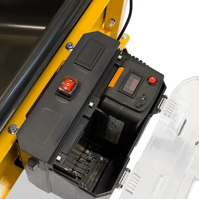 Bamato Akku-Schubkarre MTR-200 - 400 W, Traglast: 200 kg - Schwarzer Schaltkasten mit rotem beleuchtetem Ein-/Ausschalter, offenem Batteriefach mit schwarzem Akku und Display.