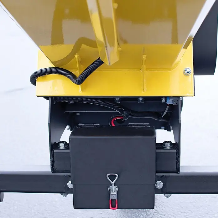 Bamato Benzin-Häcksler HACK-120 inkl. Abdeckplane - Max. Aststärke: 150 mm, 9 kW, Hubraum: 420 cm³ - Nahaufnahme des unteren Bereichs eines gelben Industriebehälters mit schwarzen Elektroleitungen, einer schwarzen Steuerbox und einem stabilen schwarzen Montagerahmen.