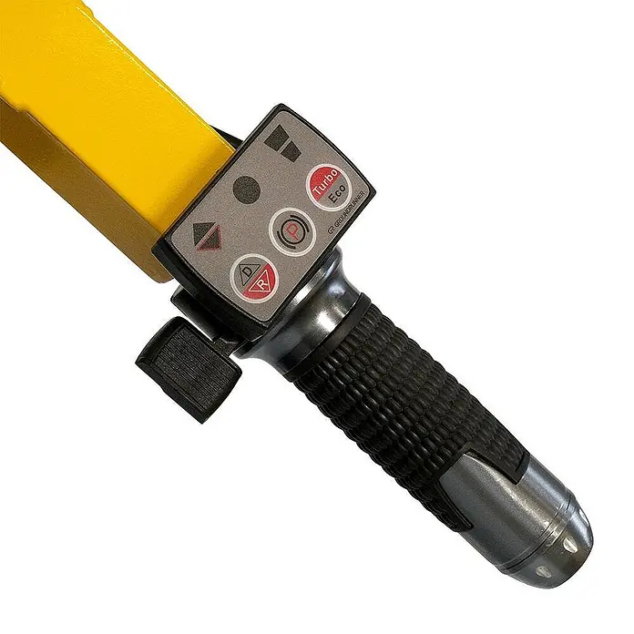 Bamato Akku-Schubkarre MTR-200 - 400 W, Traglast: 200 kg - Schwarzer, strukturierter Griff mit grauem Bedienfeld für Turbo, Eco, P, D, R Modi, an gelber Stange befestigt.