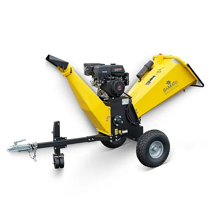 Bamato Benzin-Häcksler HACK-120 inkl. Abdeckplane - Max. Aststärke: 150 mm, 9 kW, Hubraum: 420 cm³ - Gelber und schwarzer Holzhäcksler mit Motor, großem Einfülltrichter und Auswurfschacht, auf mobilem Fahrgestell mit Rädern und Anhängerkupplung.