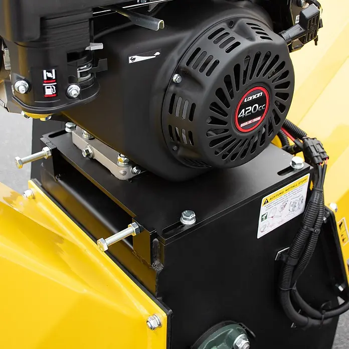 Bamato Benzin-Häcksler HACK-120 inkl. Abdeckplane - Max. Aststärke: 150 mm, 9 kW, Hubraum: 420 cm³ - Nahaufnahme eines schwarzen Loncin 420cc Benzinmotors mit gelben Maschinenteilen, mit Kraftstoff- und Motorspezifikationsetiketten.