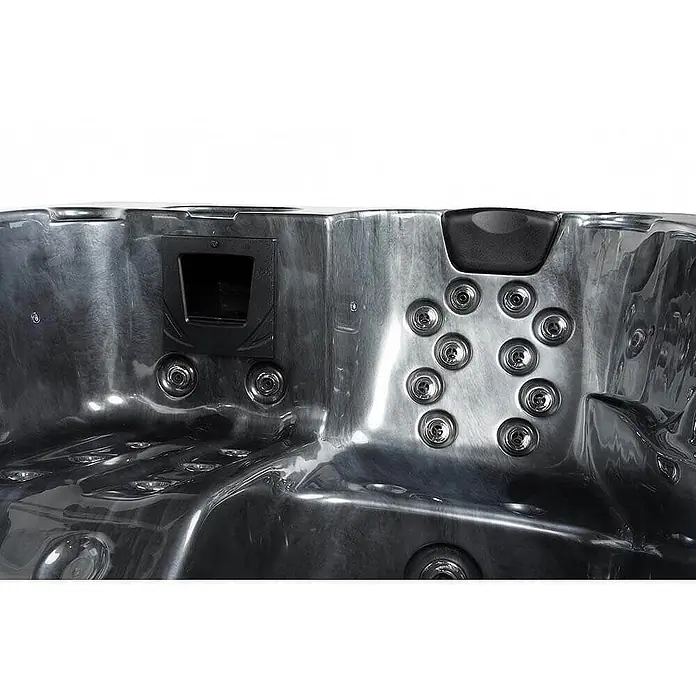 Home Deluxe Outdoor Whirlpool BLACK MARBLE Pure -  - Nahaufnahme des Innenraums eines dunkelgrauen, glänzenden Whirlpools mit mehreren Hydromassagedüsen, einer Kopfstütze und einer Filteröffnung.