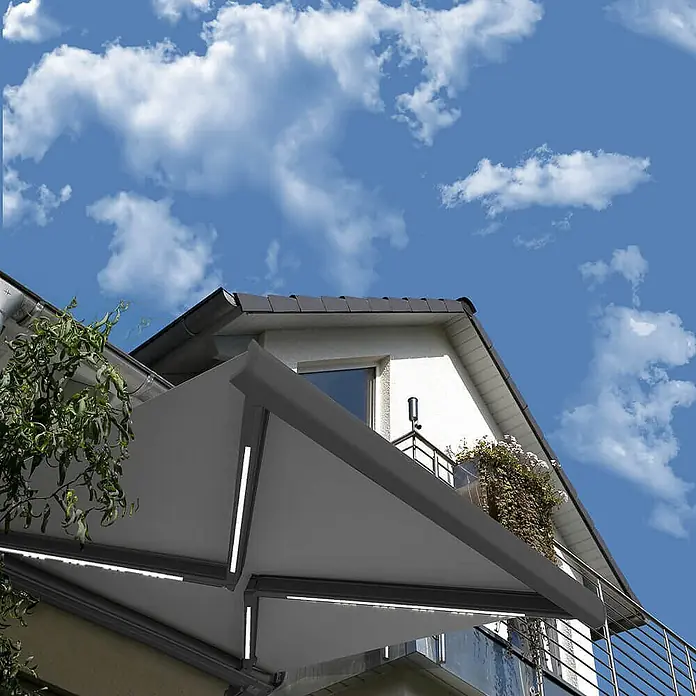 Home Deluxe LED-Vollkassettenmarkise ELOS - Anthrazit - 500 x 300 cm -  - Graue Markise mit integrierten LED-Leuchten an einem Hausbalkon, spendet Schatten und Beleuchtung.