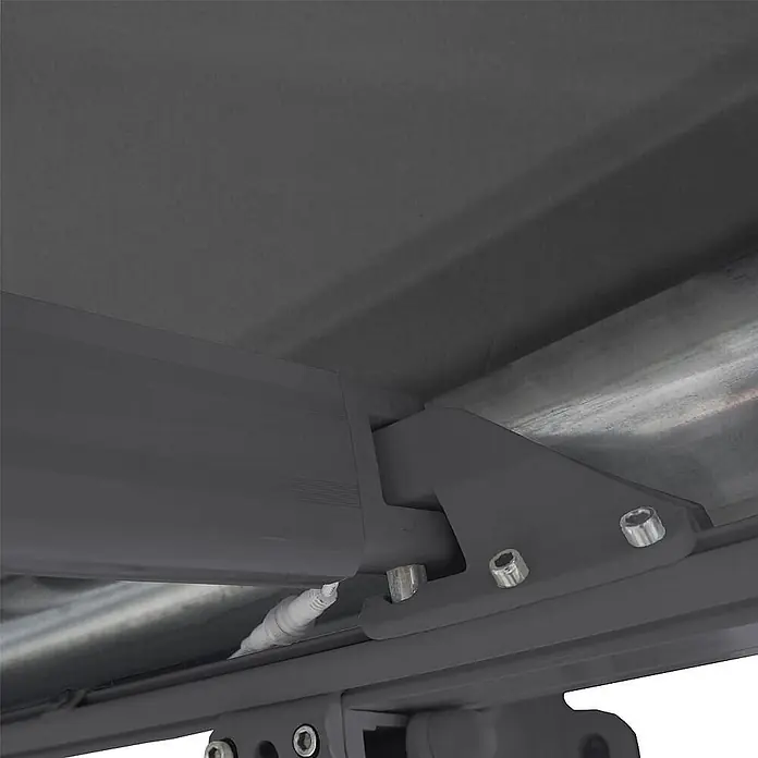 Home Deluxe LED-Vollkassettenmarkise ELOS - Anthrazit - 500 x 300 cm -  - Nahaufnahme eines grauen Markisen-Tragarms und einer Halterung, mit silbernen Bolzen an einem Metallträger befestigt, mit sichtbarem weißen Kabel.