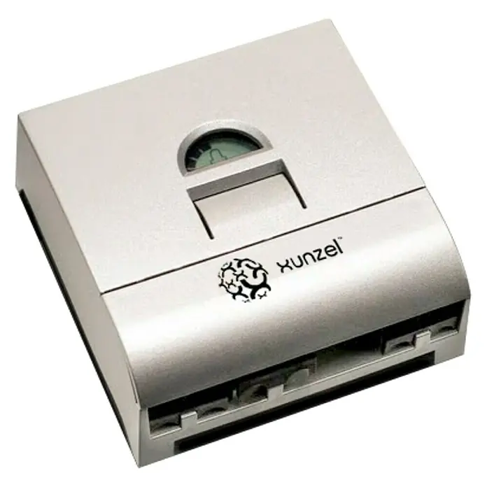 Xunzel Controlador de carga y descarga XXN - Corriente nominal: 40 A - La imagen muestra un dispositivo Xunzel plateado, posiblemente un gadget electrónico o una unidad de control. El dispositivo tiene una pantalla y un logotipo.