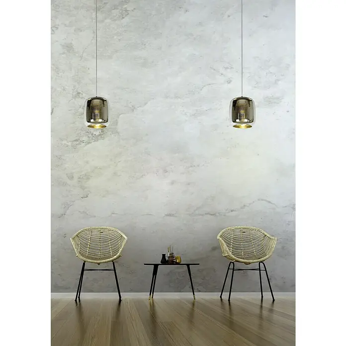 Lucide Eryn Pendelleuchte - L x B x H: 20 x 20 x 157 cm, Anzahl Leuchtmittel: 1 Stk. - Elegante Einrichtung mit zwei Rattansesseln, einem schwarzen Tisch und zwei stilvollen Pendelleuchten vor einer grauen Wand.