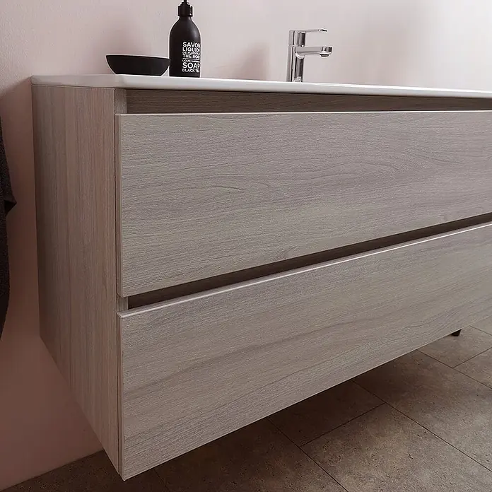 Kiamami Valentina Badmöbel-Set - Helles Holz - Wandhängender Waschtischunterschrank aus hellgrauem Holz mit weißem Waschbecken und zwei Schubladen.