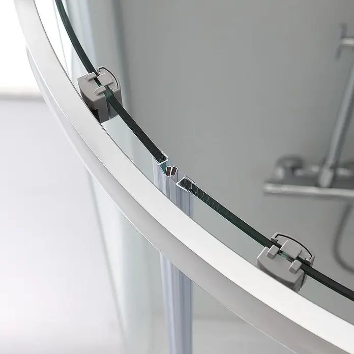 Kiamami Valentina Runddusche - 90 x 90 x 185 cm, Transparent - Detail einer gebogenen Glasduschabtrennung mit grauer Rolle und klarer Dichtleiste zwischen Scheiben.