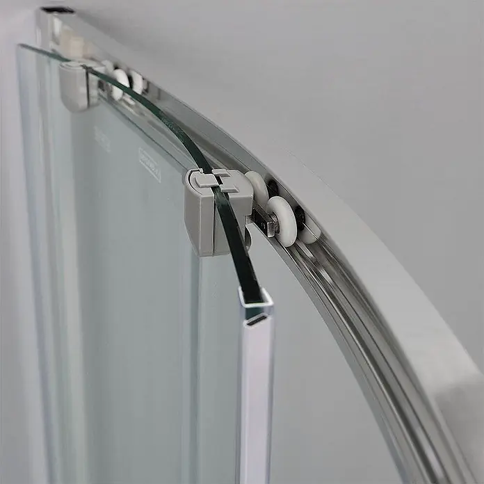 Kiamami Valentina Runddusche - 90 x 90 x 185 cm, Transparent - Nahaufnahme einer klaren Glasduschtür mit weißen Rollen auf einer gebogenen silbernen Metallschiene.