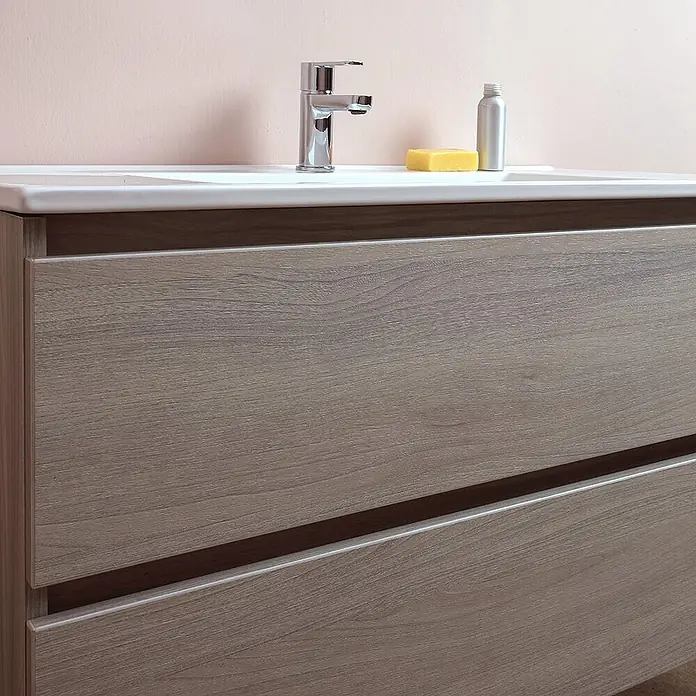 Kiamami Valentina Badmöbel-Set - Helles Holz - Badezimmermöbel mit weißem Waschbecken, hellen Holzschubladen und Chromarmatur.