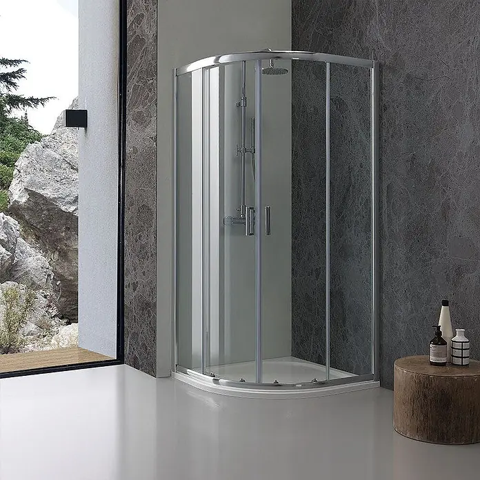 Kiamami Valentina Runddusche - 90 x 90 x 185 cm, Transparent - Viertelkreis-Duschkabine mit gebogenen Klarglastüren, Chromrahmen und weißer Duschwanne in einem modernen Badezimmer.