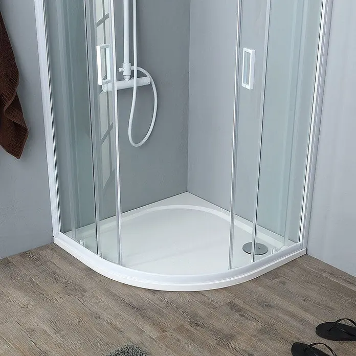 Kiamami Valentina Runddusche - 80 x 80 x 185 cm, Transparent - Eine weiße Viertelkreis-Duschkabine mit klaren Glastüren und weißer Duschwanne in einem modernen Bad.