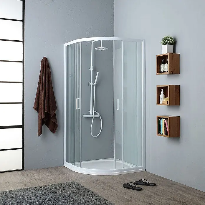 Kiamami Valentina Runddusche - 80 x 80 x 185 cm, Transparent - Eine viertelrunde Duschkabine mit weißem Rahmen, Klarglaswänden und weißer Duschwanne in einem Badezimmer.