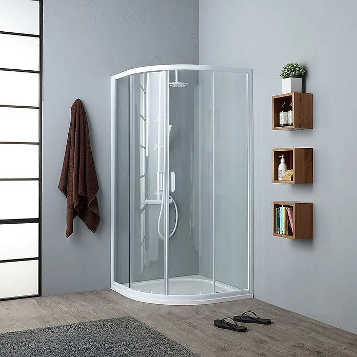 Kiamami Valentina Runddusche - 80 x 80 x 185 cm, Transparent - Eckduschkabine mit weißem Rahmen und klarem Glas, gebogener Front, in einem modernen Badezimmer.