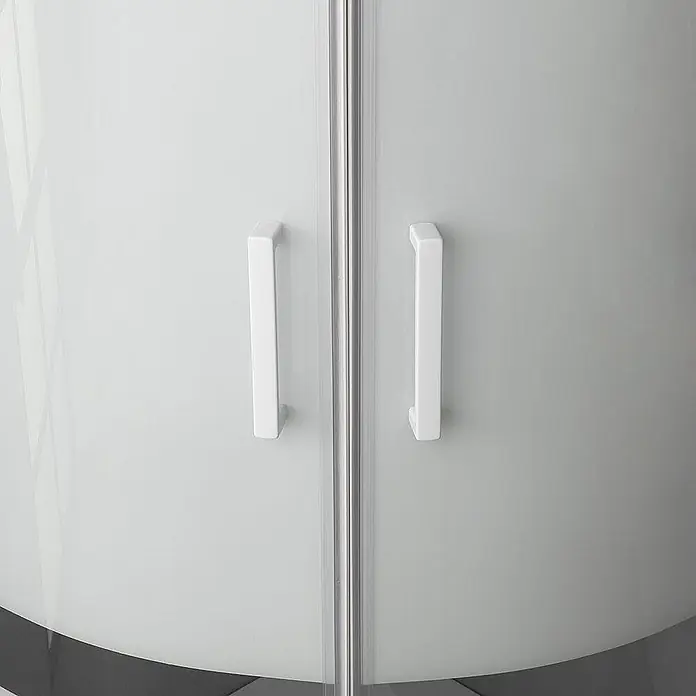 Kiamami Valentina Runddusche - 80 x 80 x 185 cm, Siebdruck - Zwei weiße, rechteckige Griffe an satinierten Glasduschtüren mit vertikaler Metallleiste.