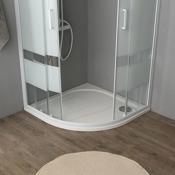 Kiamami Valentina Runddusche - 80 x 80 x 185 cm, Siebdruck - Weiße gerahmte Viertelkreis-Duschkabine mit klaren und satinierten Glaspaneelen und einer weißen Duschwanne.