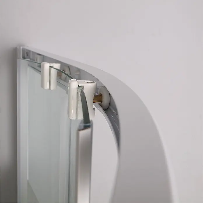 Kiamami Valentina Runddusche - 80 x 80 x 185 cm, Siebdruck - Gekrümmte silberne Duschschiene mit weißen Rollen und Clips, die eine Glasplatte halten.