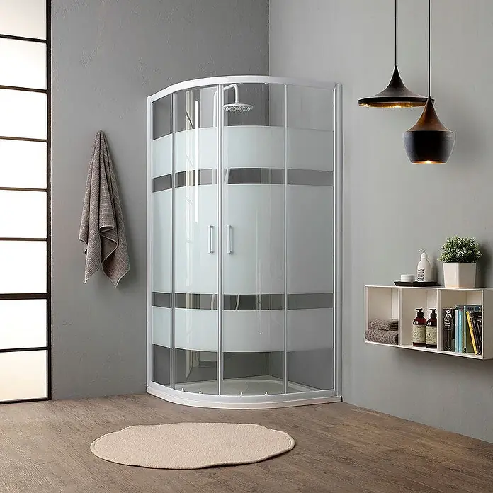 Kiamami Valentina Runddusche - 80 x 80 x 185 cm, Siebdruck - Eckduschkabine mit Klarglas- und Milchglas-Paneelen und weißem Rahmen, in einem modernen Badezimmer.
