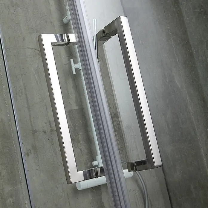 Kiamami Valentina Eckdusche - 70 x 70 x 190 cm, Transparent, Stärke: 6 mm - Polierte Metall-Vierkantgriffe an einer klaren Glasduschtür montiert.