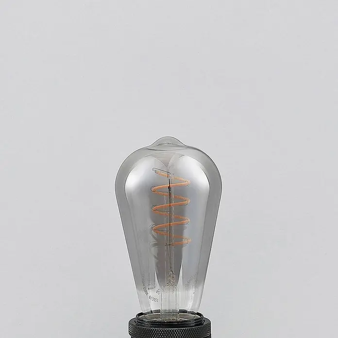 Lucande LED-Lampe E27 St64 LED 4W - E27, Nicht Dimmbar, Warmweiß, 120 lm, 4 W - Vintage-LED-Filamentlampe mit klarem, leicht getöntem Glas und spiralförmigem Bernsteinfilament auf schwarzem Sockel.