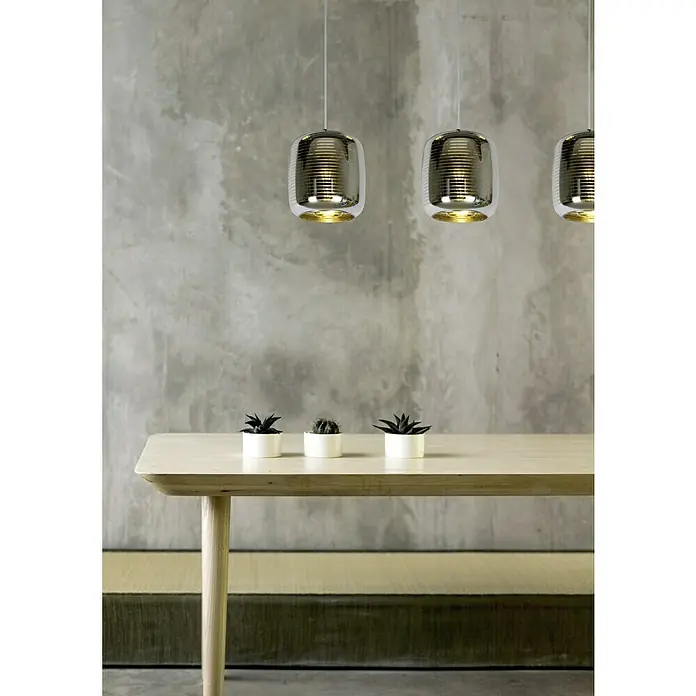 Lucide Eryn Pendelleuchte - L x B x H: 88 x 20 x 157 cm, Anzahl Leuchtmittel: 3 Stk. - Moderne Pendelleuchten über einem Tisch mit kleinen Sukkulenten in weißen Töpfen. Stilvolles Design für Innenräume mit Betonwand.