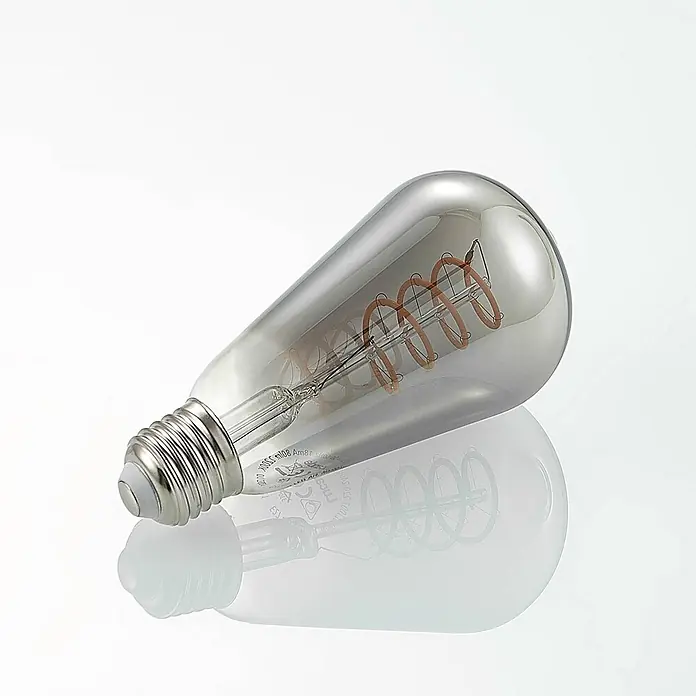 Lucande LED-Lampe E27 St64 LED 4W - E27, Nicht Dimmbar, Warmweiß, 120 lm, 4 W - Rauchgraue Vintage-LED-Glühbirne mit spiralförmigem Amber-Filament und silbernem E27-Sockel, horizontal liegend.