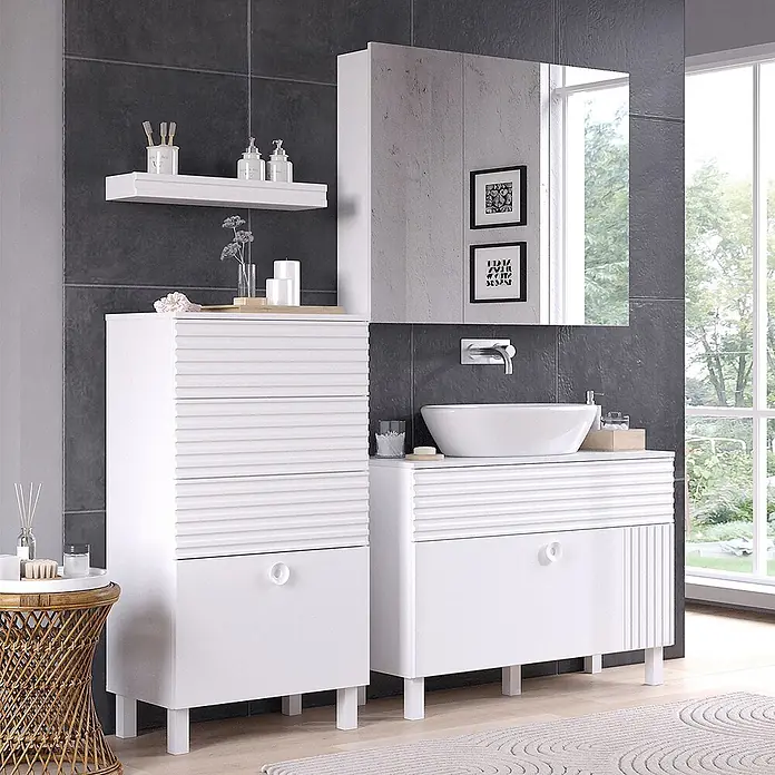 Vicco Badmöbel-Set Sola Weiß 3 Teile, mit Midischrank - Gesamtbreite Badmöbel: 160,4 cm, Weiß, Matt - Weißes geriffeltes Badmöbel-Set, bestehend aus einem Hochschrank und einem Waschtischunterschrank, in einem modernen Badezimmer.