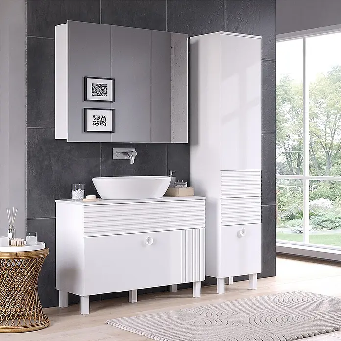 Vicco Badmöbel-Set Sola Weiß 3 Teile, mit Hochschrank - Gesamtbreite Badmöbel: 140,4 cm, Weiß, Matt - Weißes Badmöbel-Set mit Aufsatzwaschbecken, Spiegelschrank und hohem Schrank, mit Rillenstruktur, in einem modernen Badezimmer.