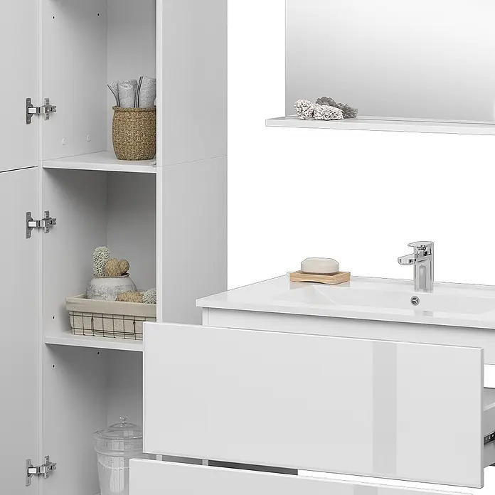 Vicco Badmöbel-Set Izan Weiß 4 Teile mit Hochschrank - Gesamtbreite Badmöbel: 116,6 cm, Weiß, Glänzend - Weißes Badmöbel-Set mit hohem Schrank, Waschtisch und geöffneten Schubladen, zeigt Badutensilien.