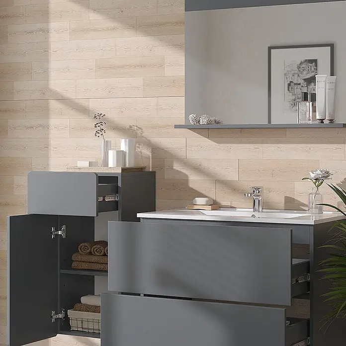 Vicco Badmöbel-Set Izan Grau 4 Teile mit Midischrank - Gesamtbreite Badmöbel: 116,6 cm, Grau, Matt - Dunkelgrauer Badschrank mit Waschbecken und passendem Beistellschrank mit geöffneten Schubladen und Türen vor einer hellen Holzoptik-Wand.