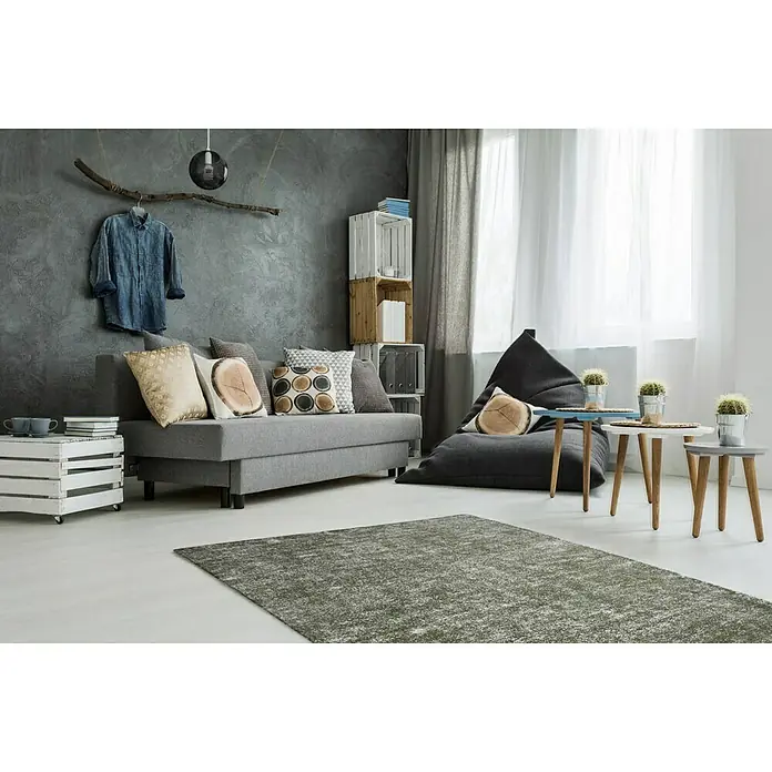 Kayoom Kurzflorteppich Etna - Silber/Oliv, 150 x 80 cm, 100 % Mikropolyester - Einrichtungsidee mit grauem Sofa, Sitzsack und Teppich. Der Teppich in Grau- und Grüntönen ist ein echter Hingucker in diesem Raum.