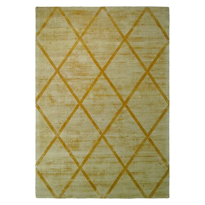 Kayoom Kurzflorteppich Luxury 210 - Gelb, 290 x 200 cm, 100 % Viskose - Ein rechteckiger Teppich mit einem Rautenmuster in Goldgelb auf beigem Hintergrund. Der Teppich hat eine subtile Textur, die ihm Tiefe verleiht.