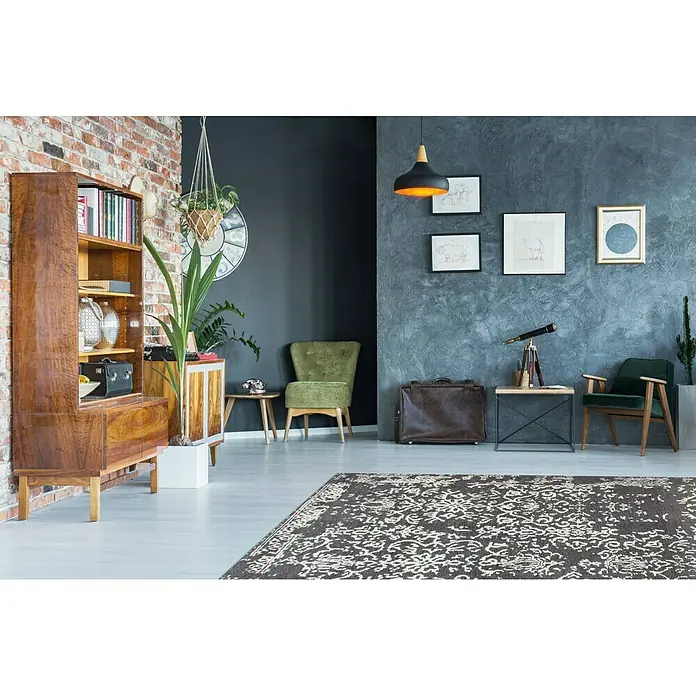 Kayoom Flachgewebeteppich River 130 - Anthrazit/Grau, 230 x 155 cm, 70 % Baumwolle, 30 % Polyester - Einrichtungsidee mit braunem Teppich mit floralem Muster, ergänzt durch Vintage-Möbel und gedämpfte Farben für ein gemütliches Ambiente.