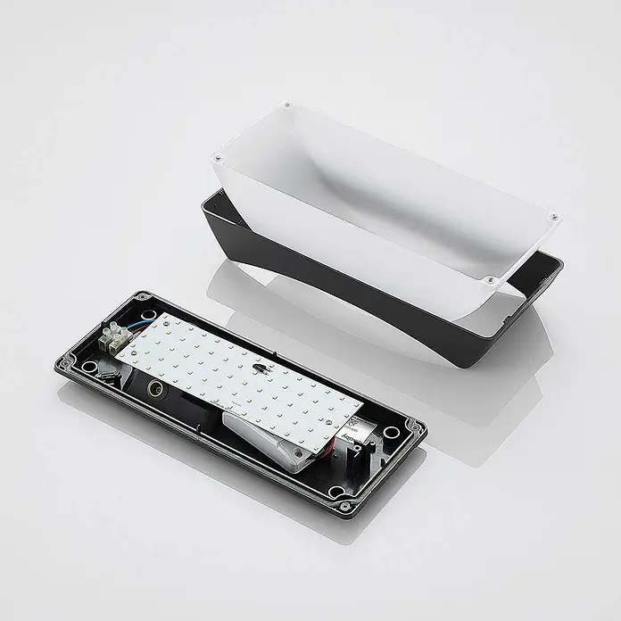 Lindby Außenwandleuchte Alexey - schwarz, schwarz, IP65 - Demontierte schwarze LED-Wandleuchte mit abgenommenem, weißem, transluzentem Diffusor, der die interne LED-Platine und Verkabelung zeigt.