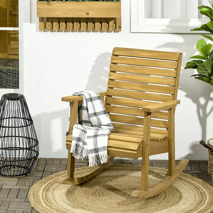 Outsunny Garten-Schaukelstuhl - 1 Stk., Tannenholz, Braun - Schaukelstuhl aus Naturholz mit karierter Decke auf einer Terrasse.