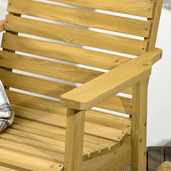 Outsunny Garten-Schaukelstuhl - 1 Stk., Tannenholz, Braun - Nahaufnahme eines hellbraunen Latten-Gartenstuhls aus Holz mit einer karierten Decke auf dem Sitz.