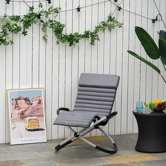 Outsunny Garten-Schaukelstuhl - 1 Stk., Metall, Texteline, Kunstleder, Schaumstoff, Schwarz, B x T x H: 74 x 145 x 86 cm - Grauer gepolsterter Klappliegestuhl mit schwarzem und silbernem Metallrahmen, auf einer Außenterrasse.