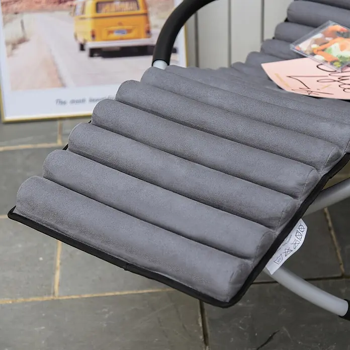 Outsunny Garten-Schaukelstuhl - 1 Stk., Metall, Texteline, Kunstleder, Schaumstoff, Schwarz, B x T x H: 74 x 145 x 86 cm - Graues, geripptes Stuhlkissen aus weichem Stoff mit sichtbarem Pflegeetikett auf einem Terrassenstuhl.