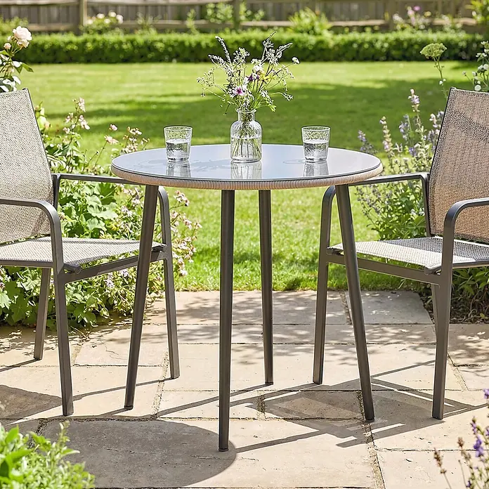 Outsunny Gartentisch rund - gehärtetes Glas, Grau - Outdoor-Bistro-Set mit Glastisch, Geflechtrand und zwei Stühlen mit anthrazitfarbenen Rahmen und beigen Netzsitzen auf einer Terrasse.