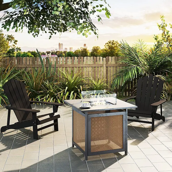Outsunny Gartenstuhl Adirondack - Tannenholz, Schwarz - Zwei dunkle Adirondack-Stühle und ein Feuertisch aus Metall mit Rattan-Paneelen auf einer Terrasse für Entspannung im Freien.