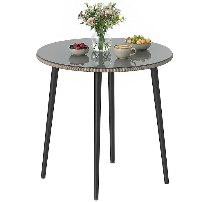 Outsunny Gartentisch rund - gehärtetes Glas, Grau - Runder Glastisch mit geflochtenem Rand und schwarzen Beinen, dekoriert mit Blumen, Beeren, Obst und Kaffee.